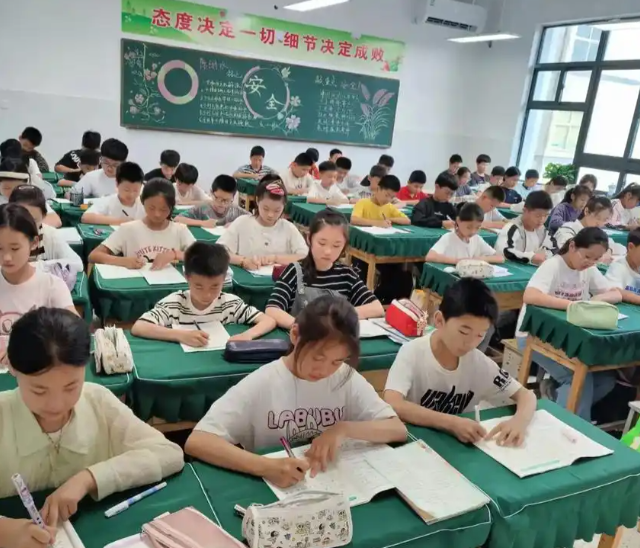 筑牢教育公正保障线学校将教育资助作为饯别教育公正的重要行