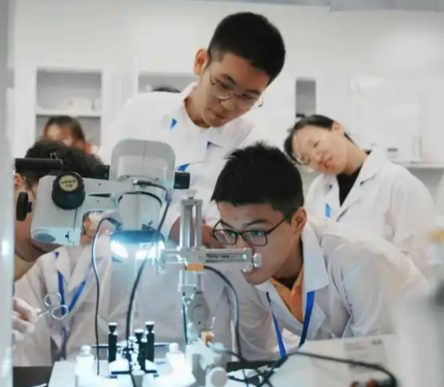 当中的讲堂经过光纤直达讲堂当名师在“专递讲堂”上为乡村孩